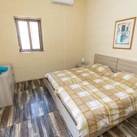 5 Bedroom Holiday With Private Pool *