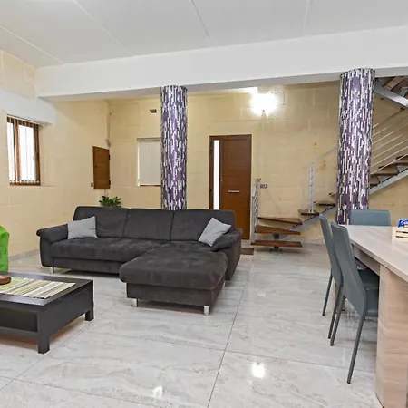 5 Bedroom Holiday With Private Pool Dom wakacyjny *