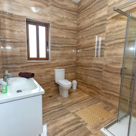 5 Bedroom Holiday With Private Pool *